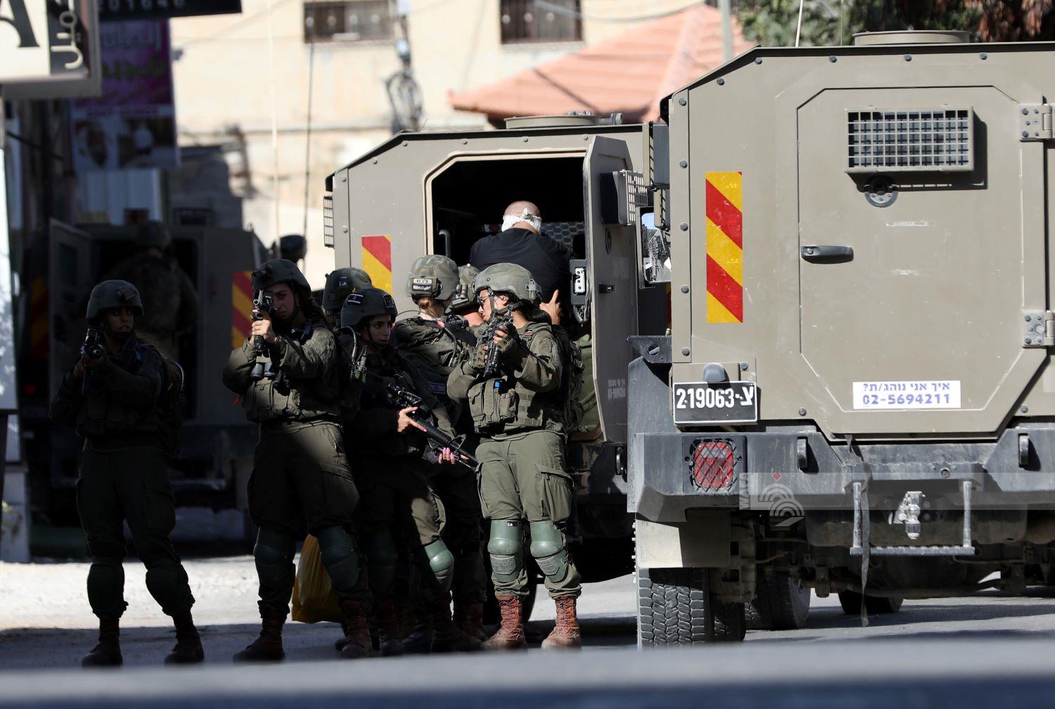 قوات الاحتلال الإسرائيلي تعتقل شابا من مدينة طوباس (تصوير: أيمن النوباني/وفا)